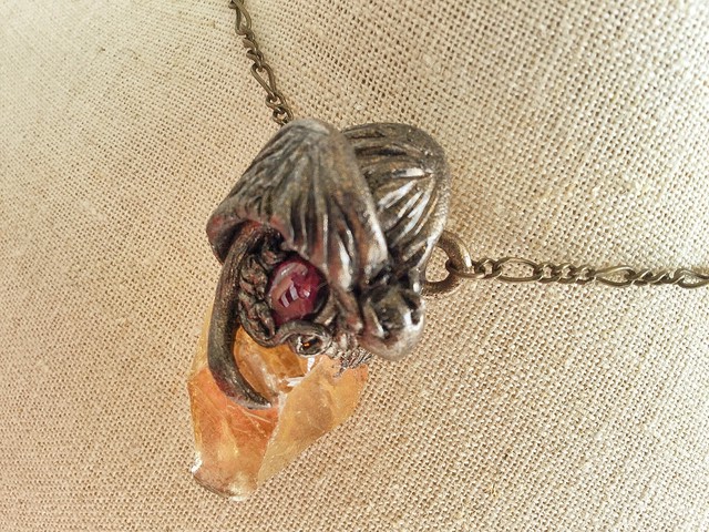 ゴールデンカルサイトxガーネット 竜のお守りペンダント 天然石ワイヤーアクセサリー専門店 Thistle