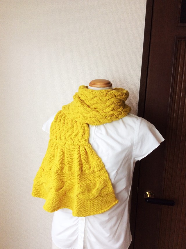 ケーブル編みのフリルマフラー イエロー Knitting Rayray