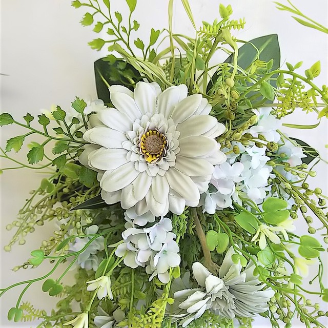 グリーン グレイ ガーベラ と 小花 の ナチュラル グリーン スワッグ アーティフィシャルフラワー 君思い 花は微笑む 質の良いアーティフィシャルフラワーで制作した リース や スワッグ の販売