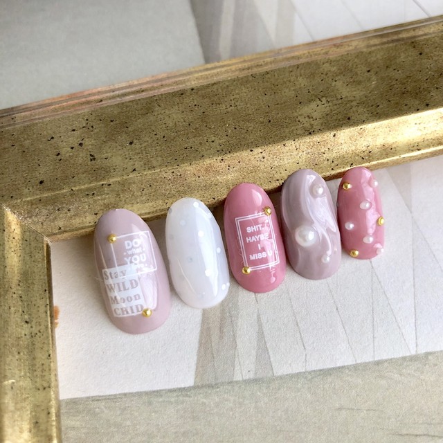 くすみピンクのメッセージネイルチップ くすみグレー グレージュ パール 秋ネイル こっくりカラー 大人かわいい Brides Nails 大人可愛い ネイルチップ