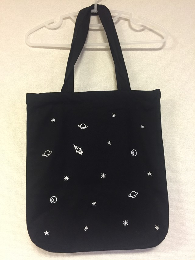 黒いトートバッグ ファスナー付き カワイイ図案刺繍 Universe How To Be