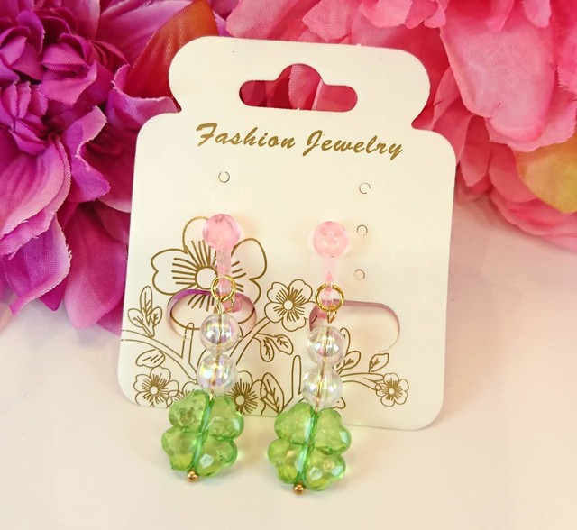 四つ葉のクローバー キッズイヤリング ハンドメイドピアス かわいいパールやゴールドの揺れるピアス Momochon