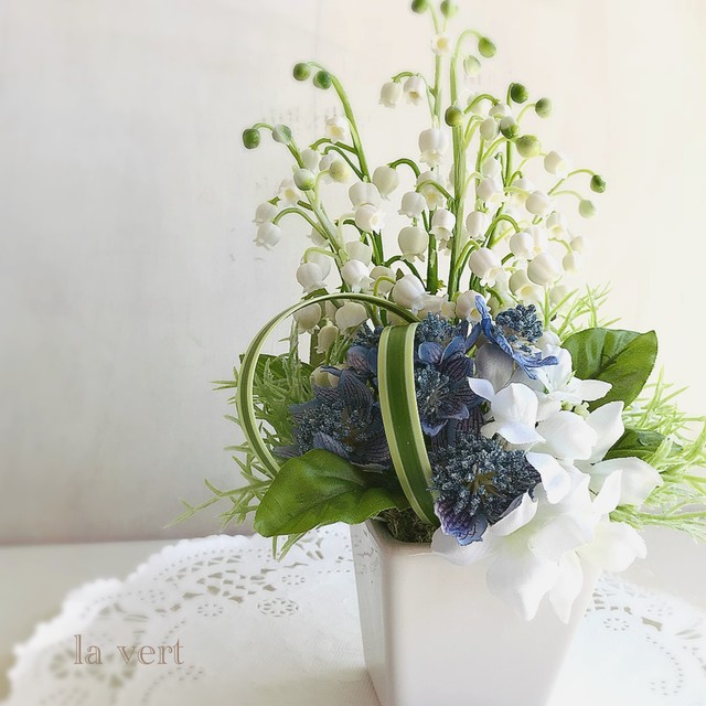 すずらんのフラワーアレンジメント アトリエla Vert