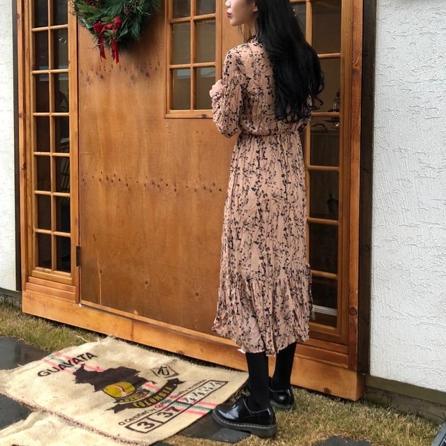 小花柄のプリーツワンピース プリーツワンピース 花柄 レトロ レディース 10代 代 30代 アラサー ワンサイズ ブラック ブラウン ホワイト ロング丈 マキシ丈 Vネック ハイウエスト ウエストマーク 脚長効果 シフォン 長袖 春 秋 Rb Z07 0003 Redbell