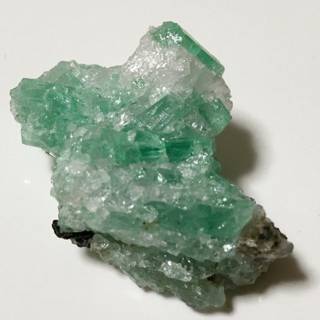 優しいグリーンの煌びやかな結晶の数々 エメラルドクラスター パキスタンchitral Valley 鉱山産 Stella鉱物館