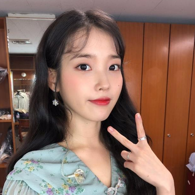 Iu アイユ 着用 クリスタルフラワーピアス 海外アクセサリー専門店 Korecute