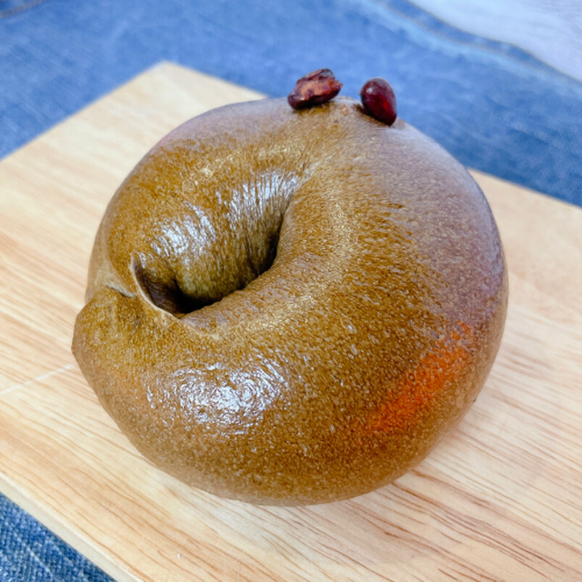 ほうじ茶を味わう白餡と鹿の子小豆ベーグル De Mage
