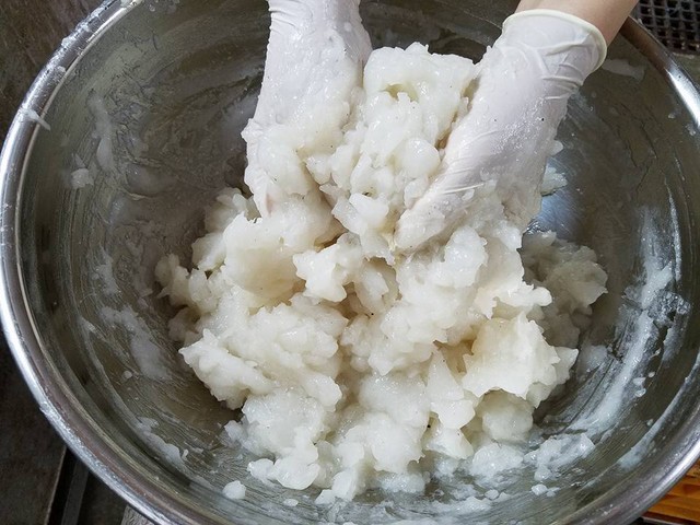 生芋こんにゃく田楽セット 手練り生芋大玉こんにゃく2個 田楽みそ1本 伝統バタ練りこんにゃく 岩崎蒟蒻店