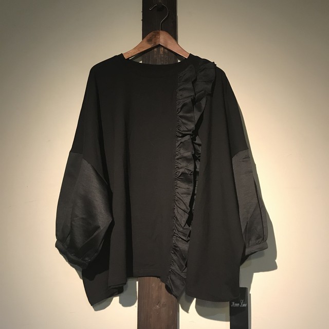 サテンフリルバルーン袖カットソー Chinon