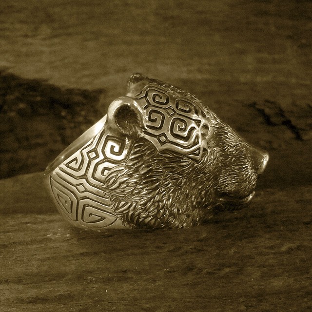 ヒグマにアイヌ文様の指輪 | 100歳の少年