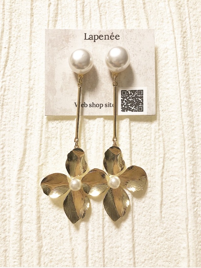 パール ゴールドフラワーピアス ハンドメイドのコットンパールやボタンを使った大ぶりピアス Lapenee ラペネ