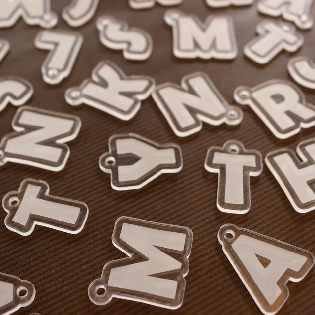 イニシャルアルファベットアクリルキーホルダー Stone Bless Crystal Art Factory