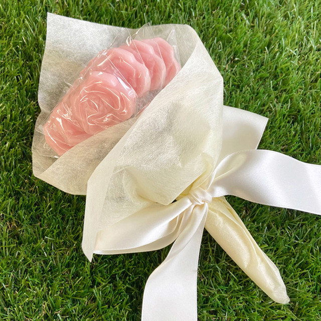 ローズのキャンディーブーケ1束 9本のスティックキャンディー入り苺ミルク味 結婚式 プチギフト 薔薇 花束 飴 母の日ギフト ホワイトデー 営業日4 7日で出荷予定 幸せデリバリー リングピローなどの結婚式アイテム 手芸用品の通販