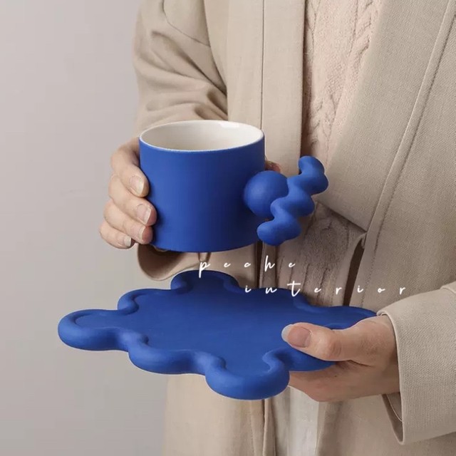 即納 ウェーブカップ ソーサーset マグ カフェ風 小物 セラミック おうち時間 トレイ 陶器 キッチン雑貨 可愛い 青 シンプル 韓国 ブルー 食器 テーブル用品 コップ お洒落 インテリア 北欧 モノトーン Peche ペシェ