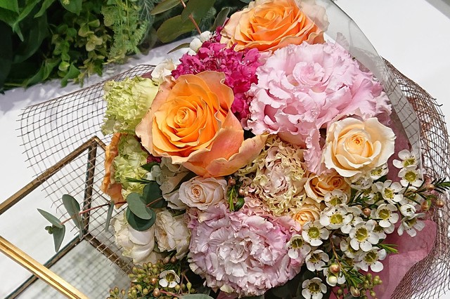 オレンジのバラと季節のお花のブーケタイプの花束 フローリスト三芳園 オンラインショップ