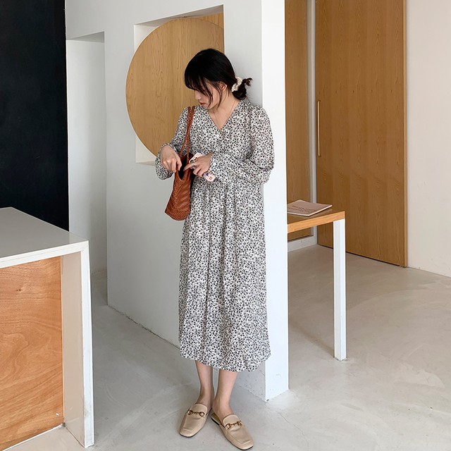 レディース ワンピース ロング ワンピース ドレス 長袖 ｖネック 小花柄 総柄 ロング丈 ハイウエスト ａライン スカート シフォン ワンピース 春秋 シンプル カジュアル おしゃれ 大人可愛い レトロ お出かけ デート 女子会 通勤 通学 旅行 普段着 ホワイト 白 Hf069