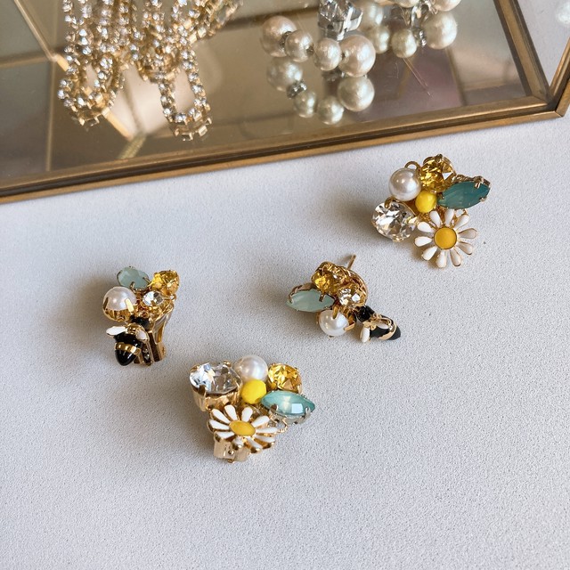 【ピアス】蜂とマーガレットのピアス