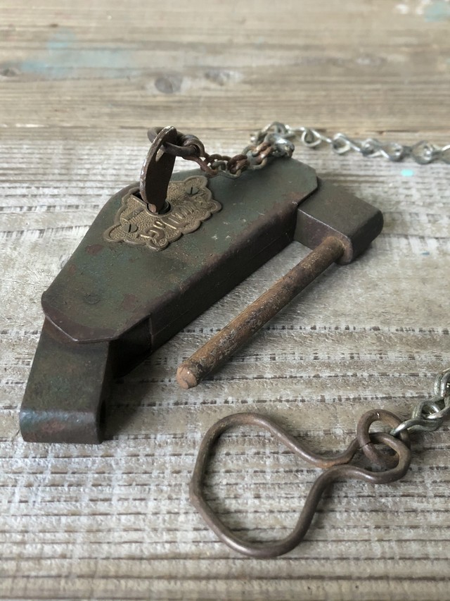 錆びれたアイアン南京錠 Bull Dog ブルドッグ V型倉庫鍵 カギ ディスプレイ インダストリアル ブロカント 古道具 昭和レトロ Choice