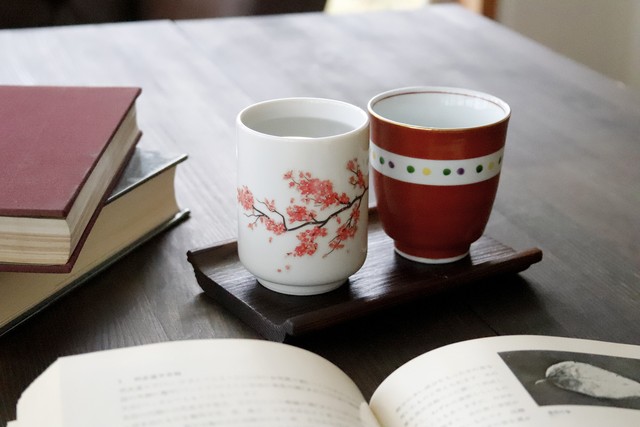 温感湯呑 温感桜 手書きの赤巻き湯呑セット 温度をデザインに 桜 プレゼント 湯飲み お茶 ペアセット カワイイ 赤絵 贈答 丸モ高木陶器 温度をデザインに 美味しいをデザインに