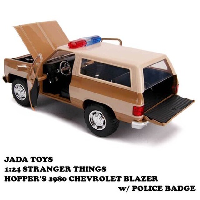 1 24 Stranger Things Hopper S 1980 Chevy Blazer W Police Badge ストレンジャーシングス ミニカー Zakka Cali ハワイアン雑貨 西海岸 マリン雑貨 カリフォルニアスタイル 生活雑貨