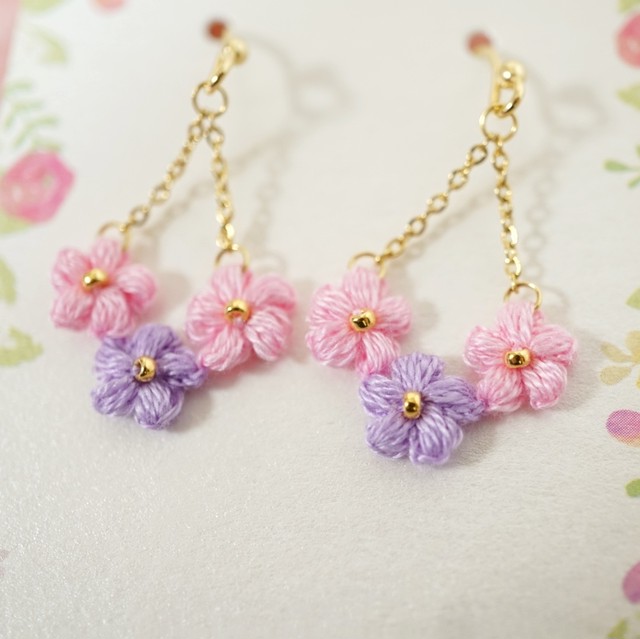 ライラック 刺繍糸のお花のゆらゆら耳飾り 大人かわいいピンクのアクセサリー Akiko Pink