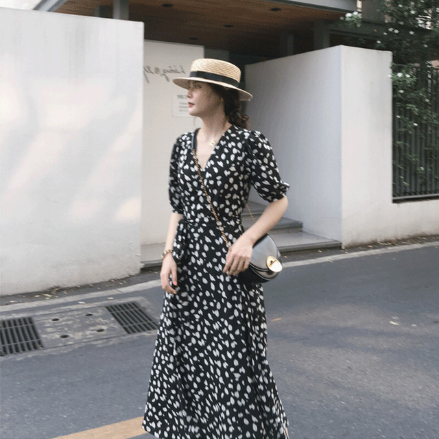 ブラックsサイズ1点入荷 半額sale 即納 送料無料 ダルメシアン柄ワンピース フレアワンピース Aライン スリット ワンピ ミモレ丈 ロング丈 カシュクール Vネック ラップデザイン ダルメシアン ハイウエスト ウエストリボン りぼん マーク 脚長効果 半袖