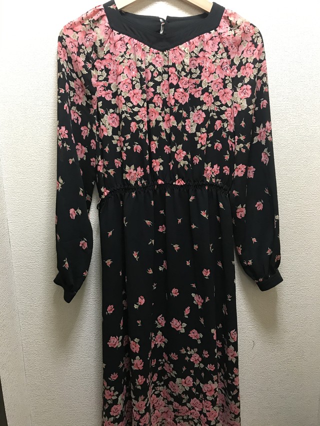花柄レトロワンピース 黒ベース 襟なしワンピース 重ね着も セレクト古着 おひさま洋品店 Online