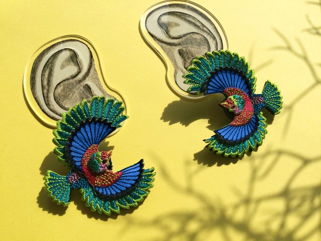 arro 刺繍 ピアス イヤリング flying bird grey arro