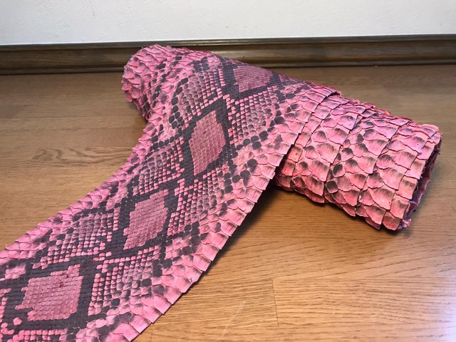 インドネシア直輸入 長さ 40cm 幅 12 17cm パイソンレザー 蛇革 ピンク 本革 インドネシア生活