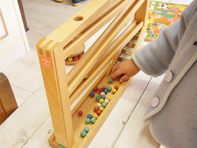 送料無料 2歳からのおもちゃ ベック社 ドイツ クーゲルバーン シロフォン付玉の塔 木のおもちゃとこどもの本専門店てんさらばさらてんさらばさら