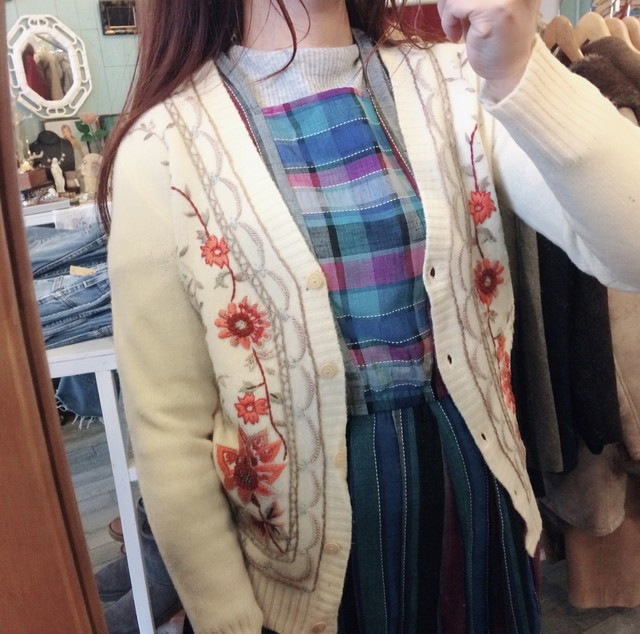 古着 アイボリー 花 刺繍 カーディガン サイズ レディースm位flower Embroidery Cardigan 陽気な古着屋frank