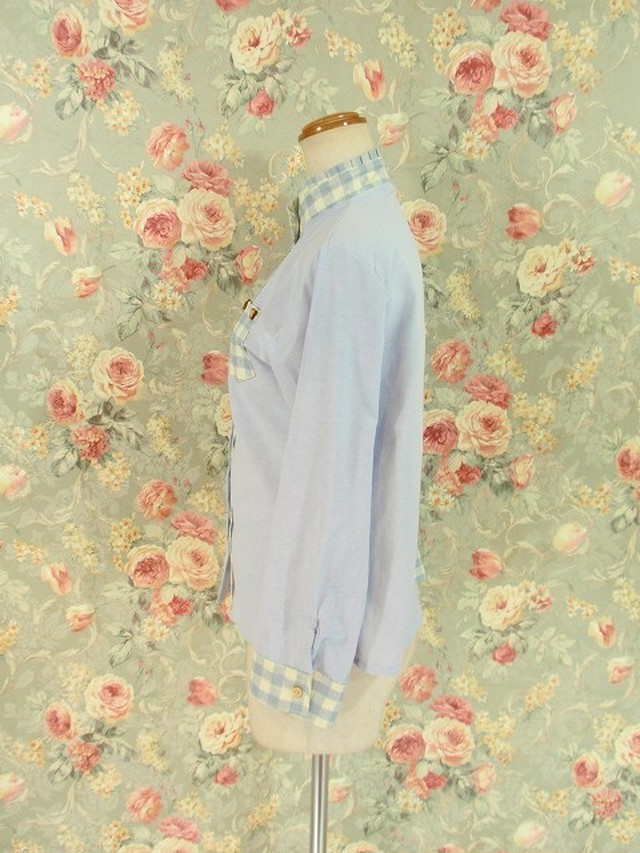 立ち襟のくまさんボタンのチェックフリルブラウス ライトブルー Riflleshuffl