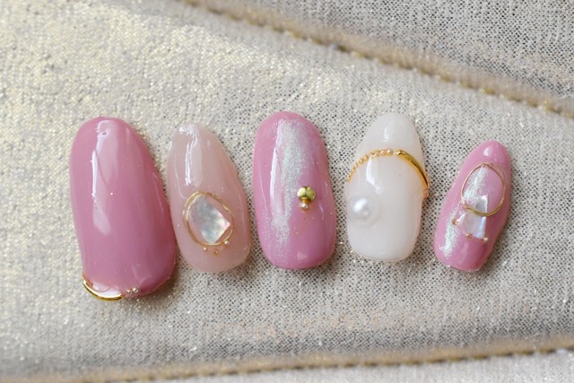 くすみピンク オーロラ シェルネイル ワイヤー トレンド 大人かわいい シンプル Brides Nails ネイリストが作るきれいめニュアンスな ネイルチップ