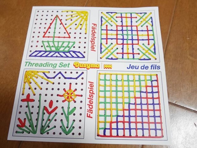 3歳からのおもちゃ デュシマ社 ひも通しホワイトボード 集中力 創造性を育てます 木のおもちゃとこどもの本専門店てんさらばさらてんさらばさら