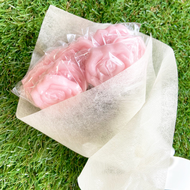 ローズのキャンディーブーケ1束 15本のスティックキャンディー入り苺ミルク味 結婚式 プチギフト 薔薇 花束 飴 母の日ギフト ホワイトデー 営業日4 7日で出荷予定 幸せデリバリー リングピローなどの結婚式アイテム 手芸用品の通販