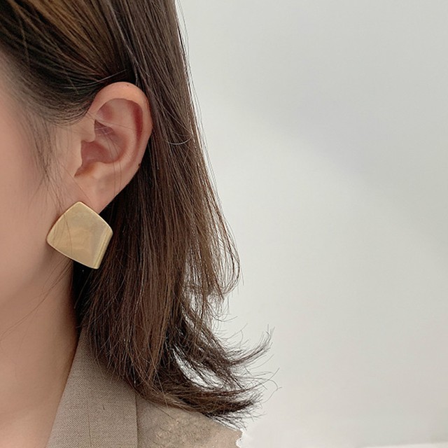 ゴールドピアス デザインピアス レトロ シンプル きれいめ 大人可愛い デート 通勤 お出かけ ワンポイント Evergreen