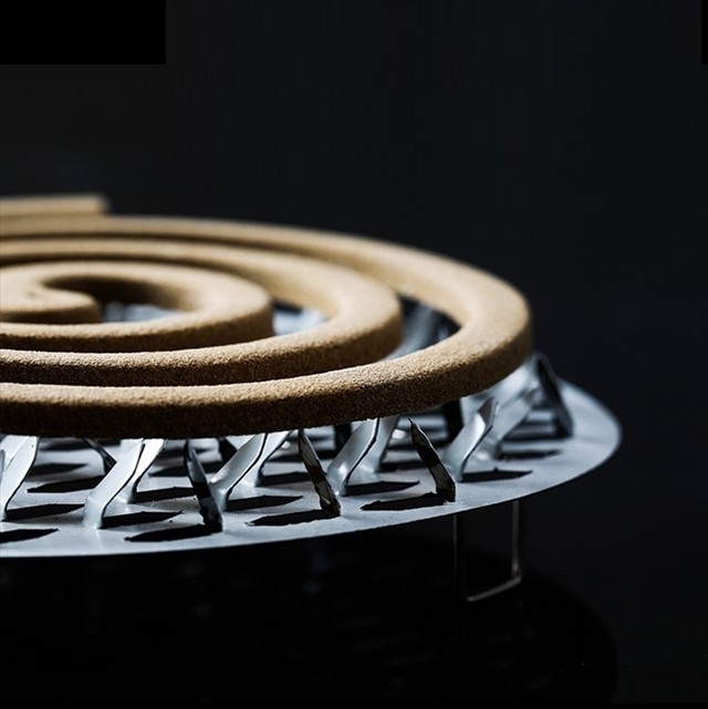 丸型 蚊取り線香ケース 蚊取り線香台 蓋付き 線香台付き シルバーカラー 室内 花柄 蚊取り線香トレイ 中華風 可愛い 夏 虫よけ 虫退治 レジャー アウトドア 寝室 お香 リビング プレゼント 蚊取り線香入れ Laff Store 会社情報 納期の確認をお願いします