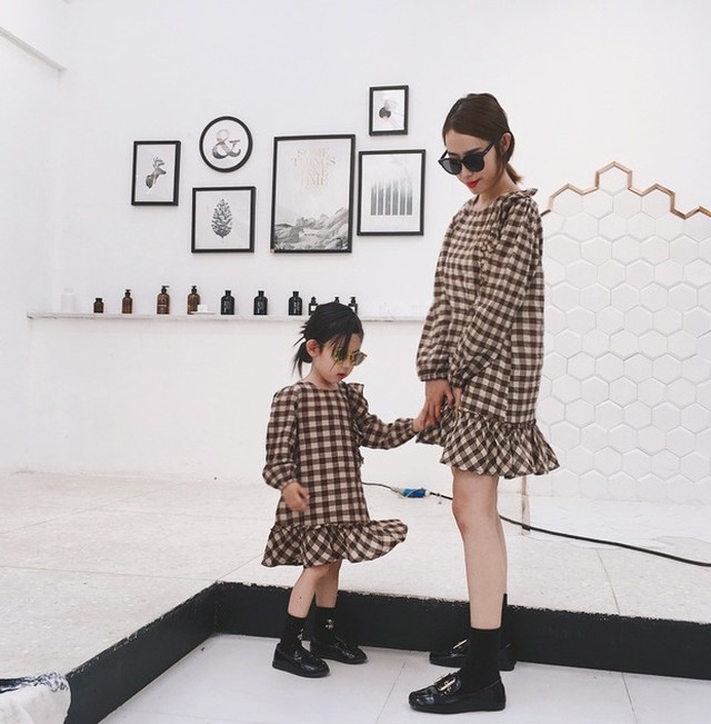 キッズ 親子コーデ チャックフリルワンピース 2カラー 彡 子供服 マタニティ Iphoneケースなどの通販 ママとこどもグッズchaplus