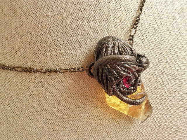 ゴールデンカルサイトxガーネット 竜のお守りペンダント 天然石ワイヤーアクセサリー専門店 Thistle