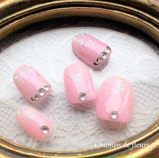 ネイルチップ やっぱりネイルはピンクが好き という方に ラメグラデーションネイル Champs De Fleurs