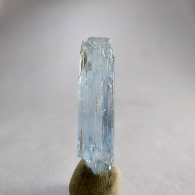 ベトナム産 アクアマリン 原石 結晶 vaqd3 8.6ct