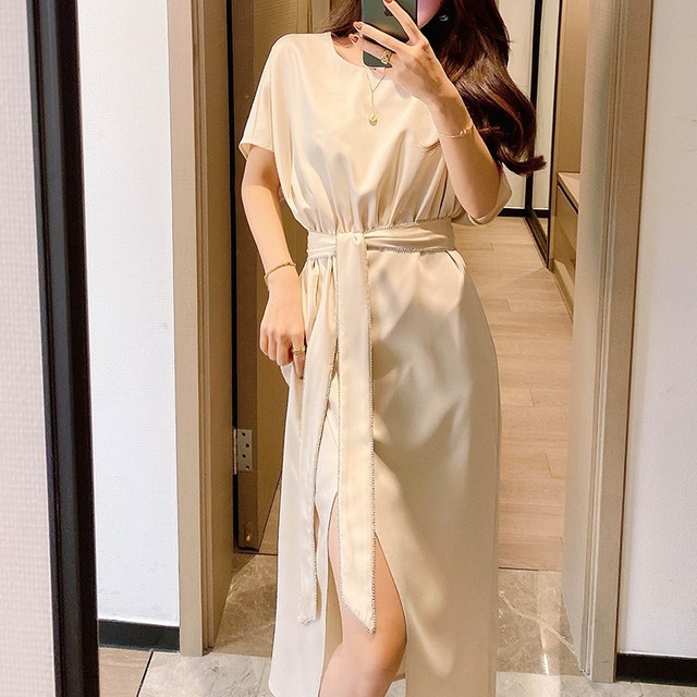 送料無料 2色 大人レディ 共布ベルト付き サテン ワンピース サテン 光沢 半袖ワンピース 半袖 スリット入りワンピース スリット ワンピース フロントスリット カットアウト 肌見せ セクシー ウエストマーク ワンピ ワンピース ウエストマーク ハイウエスト