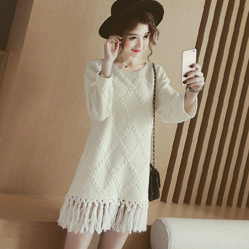 冬の白ニットはカワイイ ミニ丈フリンジ付きニットワンピース Base Mag