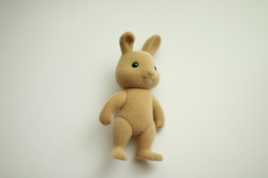 シルバニアファミリー・初期シリーズ人形・アイボリーウサギのお母さん | 手のひらの上の小さなお店・KotoLittle powered by BASE