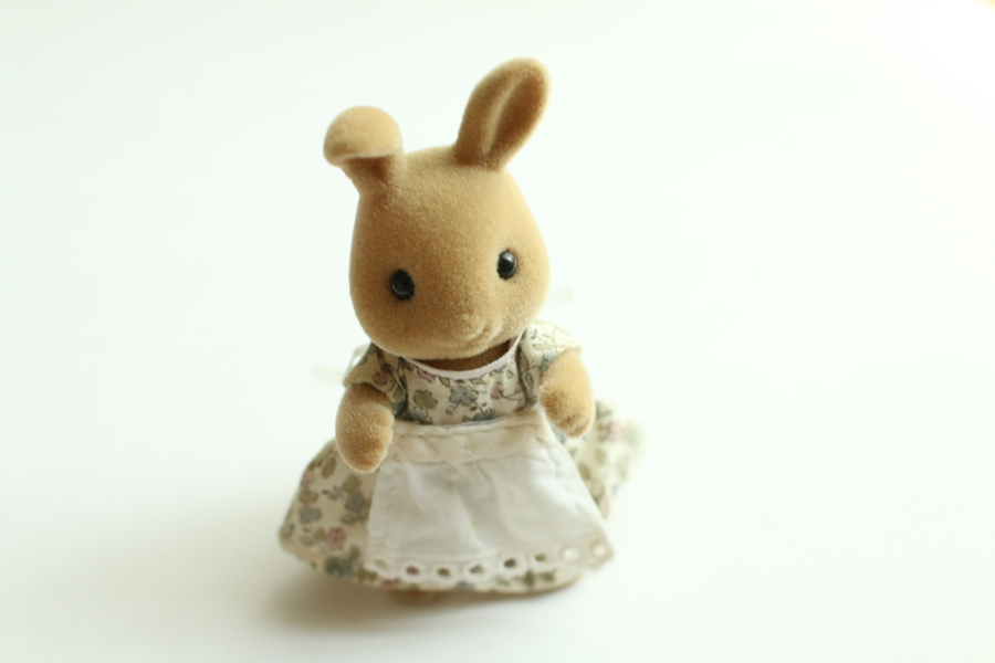 シルバニアファミリー・初期シリーズ人形・アイボリーウサギのお母さん | 手のひらの上の小さなお店・KotoLittle powered by BASE