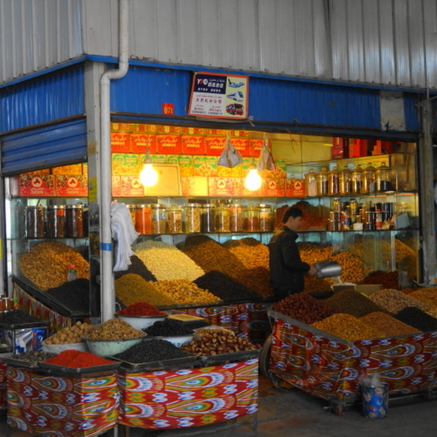 市場には中央アジアの香りが漂います
