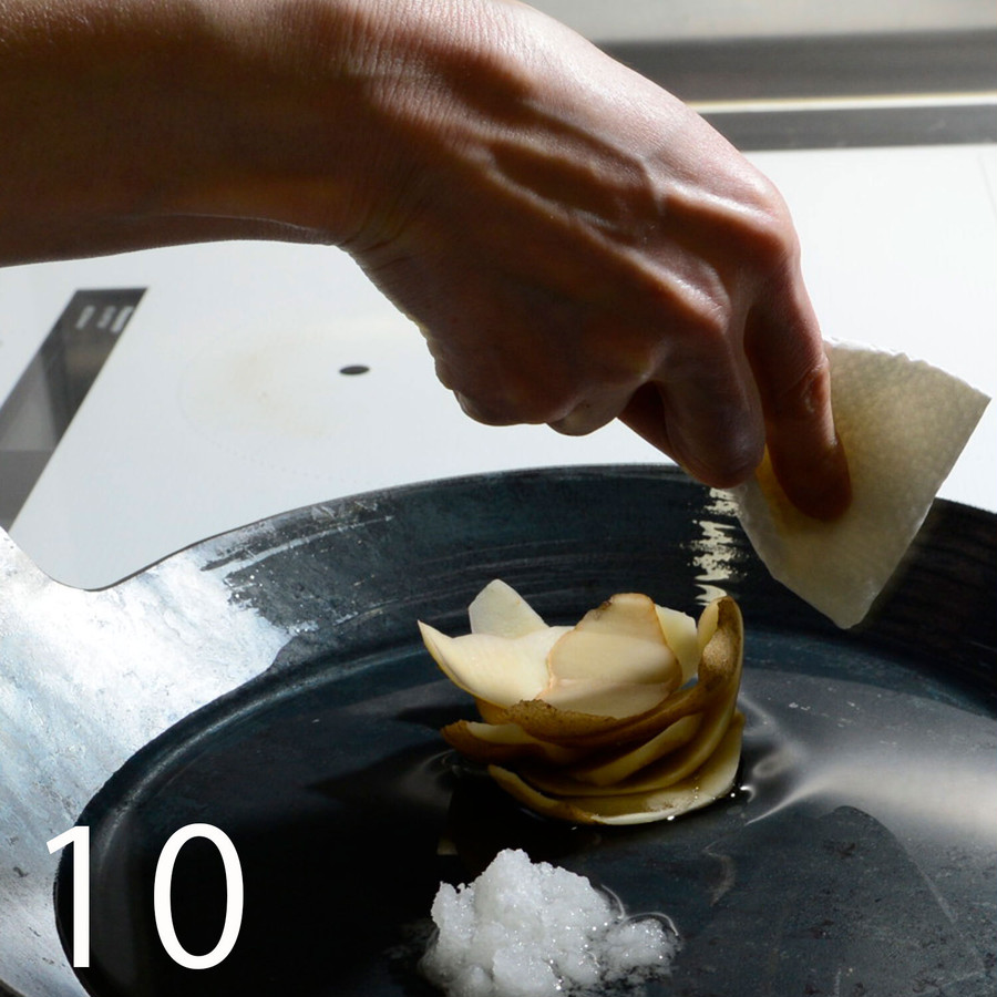 10　ペーパーをサラダ油に浸し油がまわっていない内側立ち上がり部分の鍋肌にたっぷりと馴染ませます