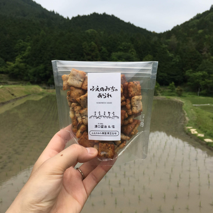 兵庫県丹波市ふえのみち農園さんの「黒豆あられ」。地元の足立醸造さんの濃口醤油と塩のミックスです。