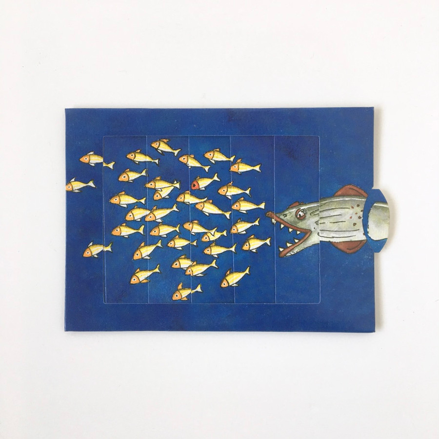 小さな魚が大きな魚に追いかけられています。いじめです。 ところが、カードをスライドさせると…