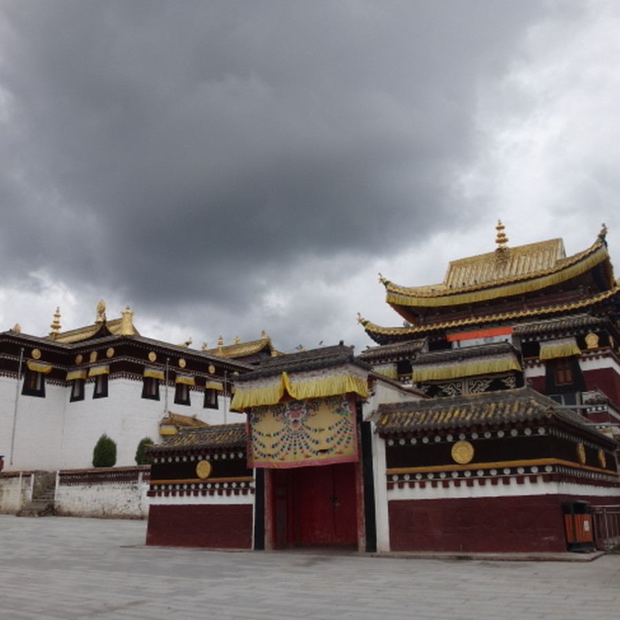 甘粛省の静かな町・合作に建つチベット仏教の寺